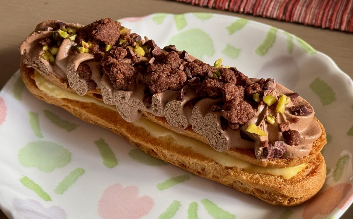 「エクレア専門店アカゲラ」チョコレートクリームのエクレア
