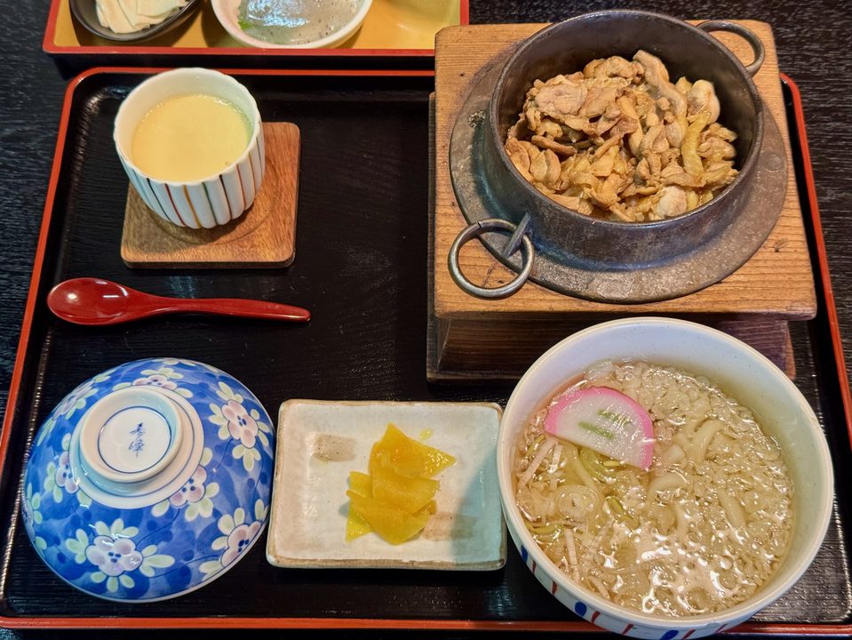 「食事処 春日 本店」おおいた冠地どり釜めしうどん膳
