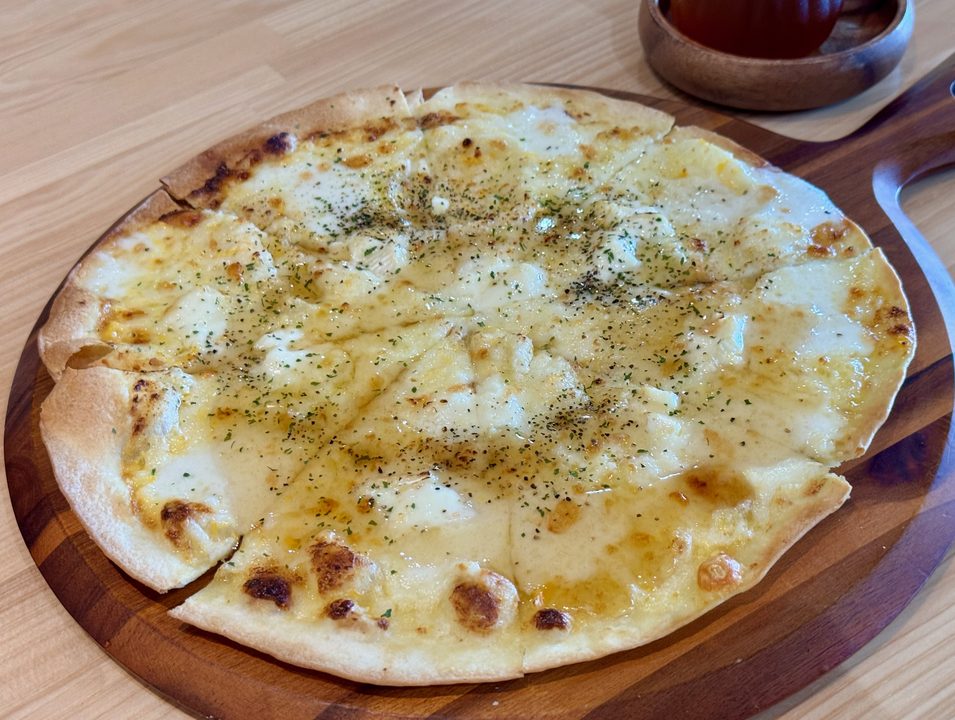 「はちみつ専門店 蜂乃香(HONOKA)」3種チーズのはちみつかけチーズピッツア