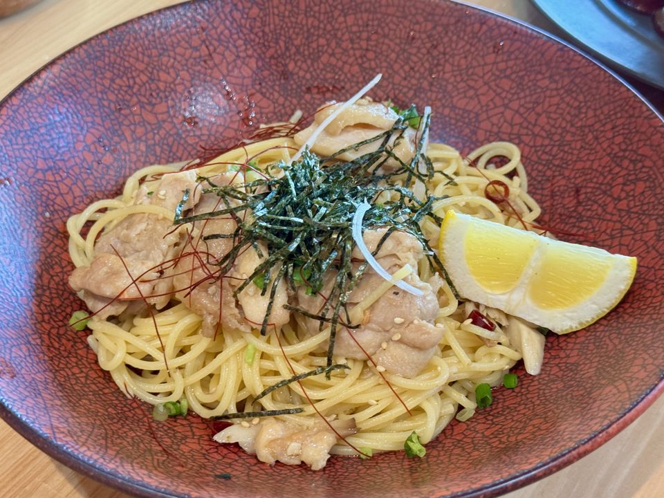 「はちみつ専門店 蜂乃香(HONOKA)」鶏肉ときのこの大分県産柚子胡椒の和風パスタ