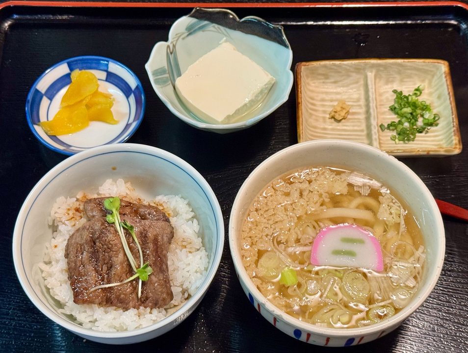 「食事処 春日 本店」ハーフ豊後牛丼うどん膳